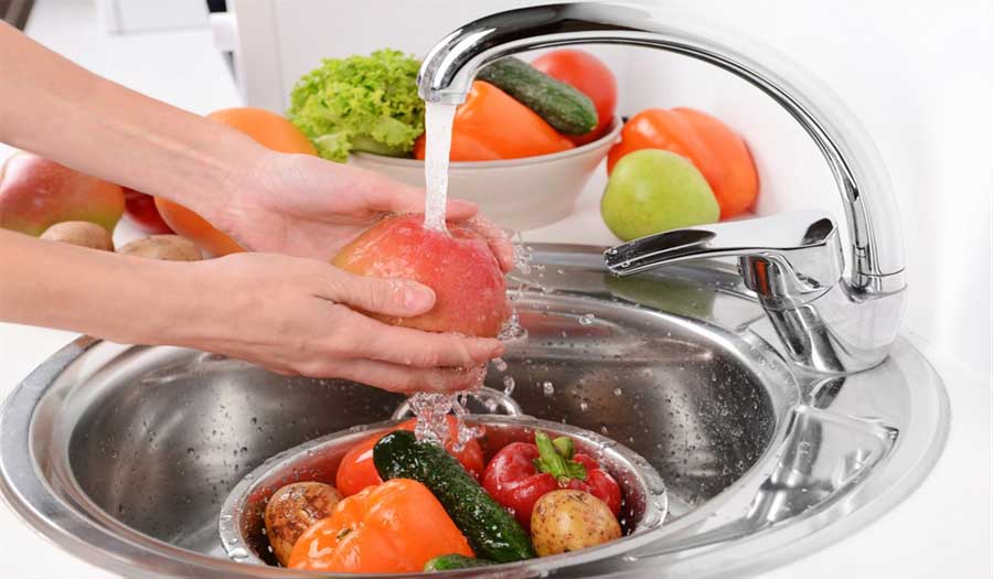 غسيل الخضروات تحت الماء الجاري غسيل الخضروات تحت الماء الجاري